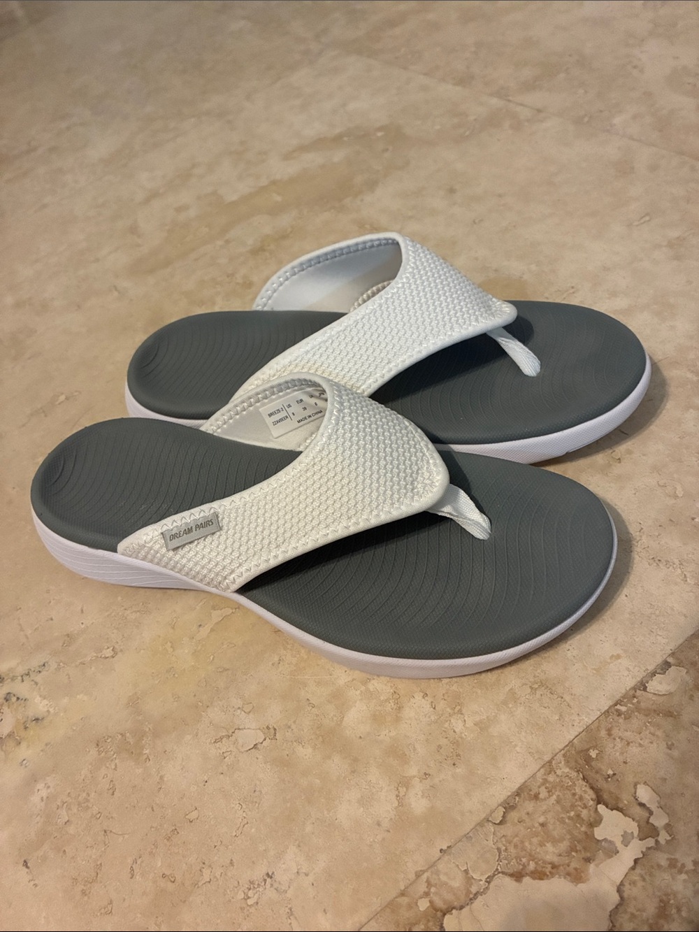 Dream Pairs White Women’s Flip Flops